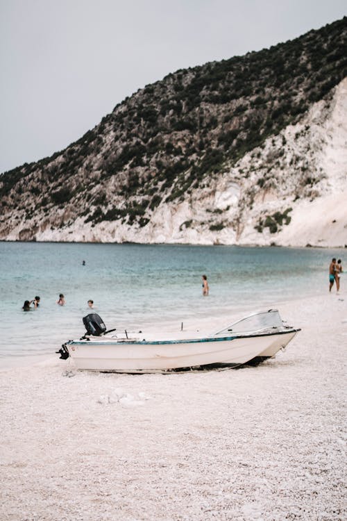 Barco Branco Na Costa