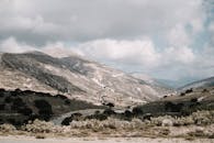 宁静的山景，绿意与云彩交织，是完美的户外自然主题