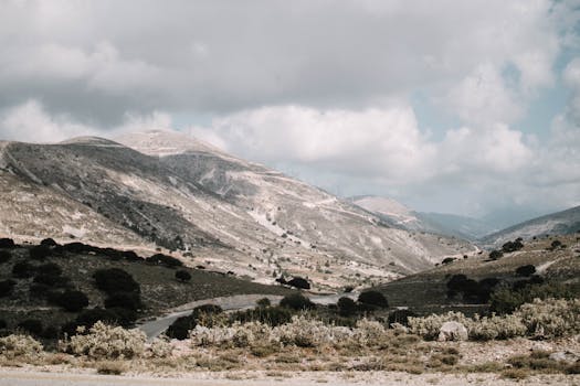 宁静的山景，绿意与云彩交织，是完美的户外自然主题
