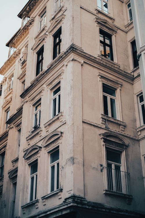 Free Low-angle view of a classic historical building showcasing elegant architectural details. Stock Photo