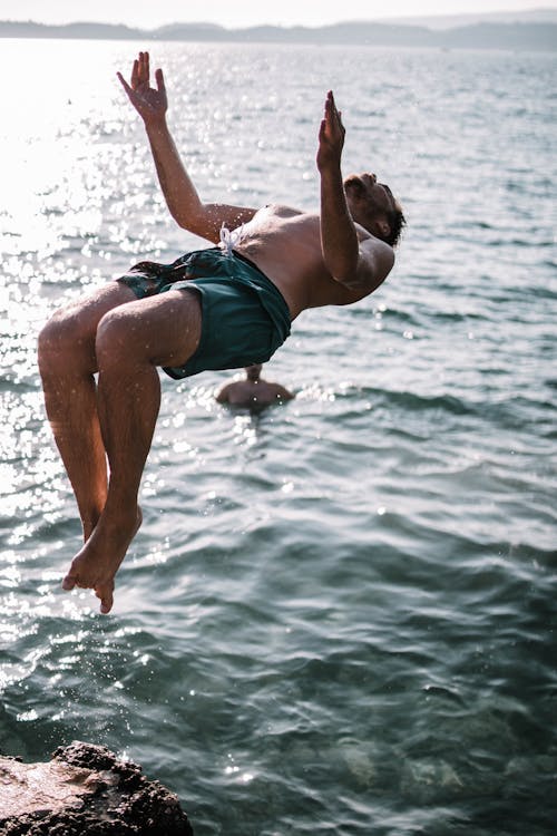 Mann, Der Auf Wasser Springt