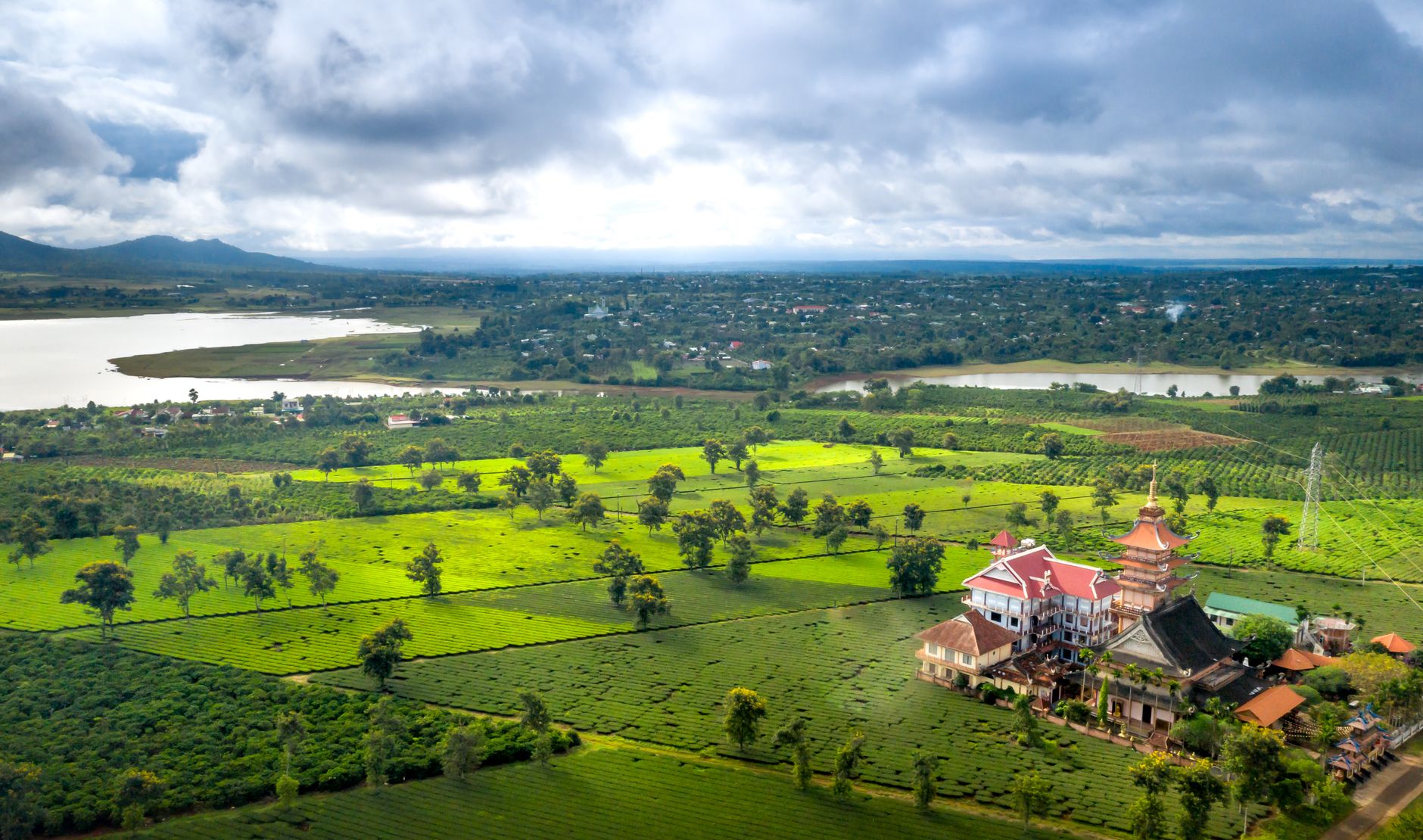 မိုဘိုင်းဖုန်းပေါ်တွင် အွန်လိုင်းကာစီနိုအက်ပ်ကို ဖွင့်ထားပြီး ဘေးတွင် ဘတ်ဂျက်မှတ်စုစာအုပ်ရှိသော စားပွဲမြင်ကွင်း