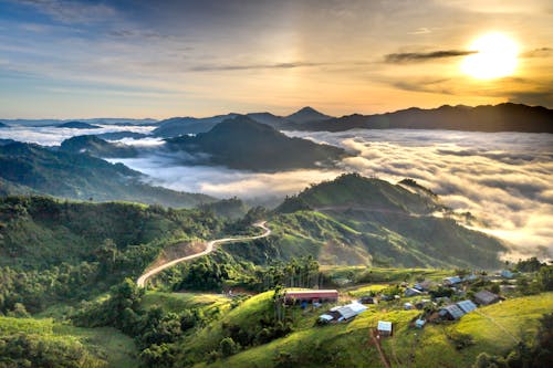 Bầu trời luôn là điều tuyệt vời nhất để chụp ảnh. Hãy chiêm ngưỡng khoảnh khắc hoàng hôn, những đám mây trắng bay trên bầu trời xanh thẳm hay cảnh đêm tối đầy ngôi sao sáng lấp lánh. Nhấp chuột vào ảnh để cảm nhận ngay không gian tuyệt vời đó.