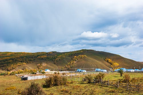 Ingyenes stockfotó dombok, farm, fehér felhők témában