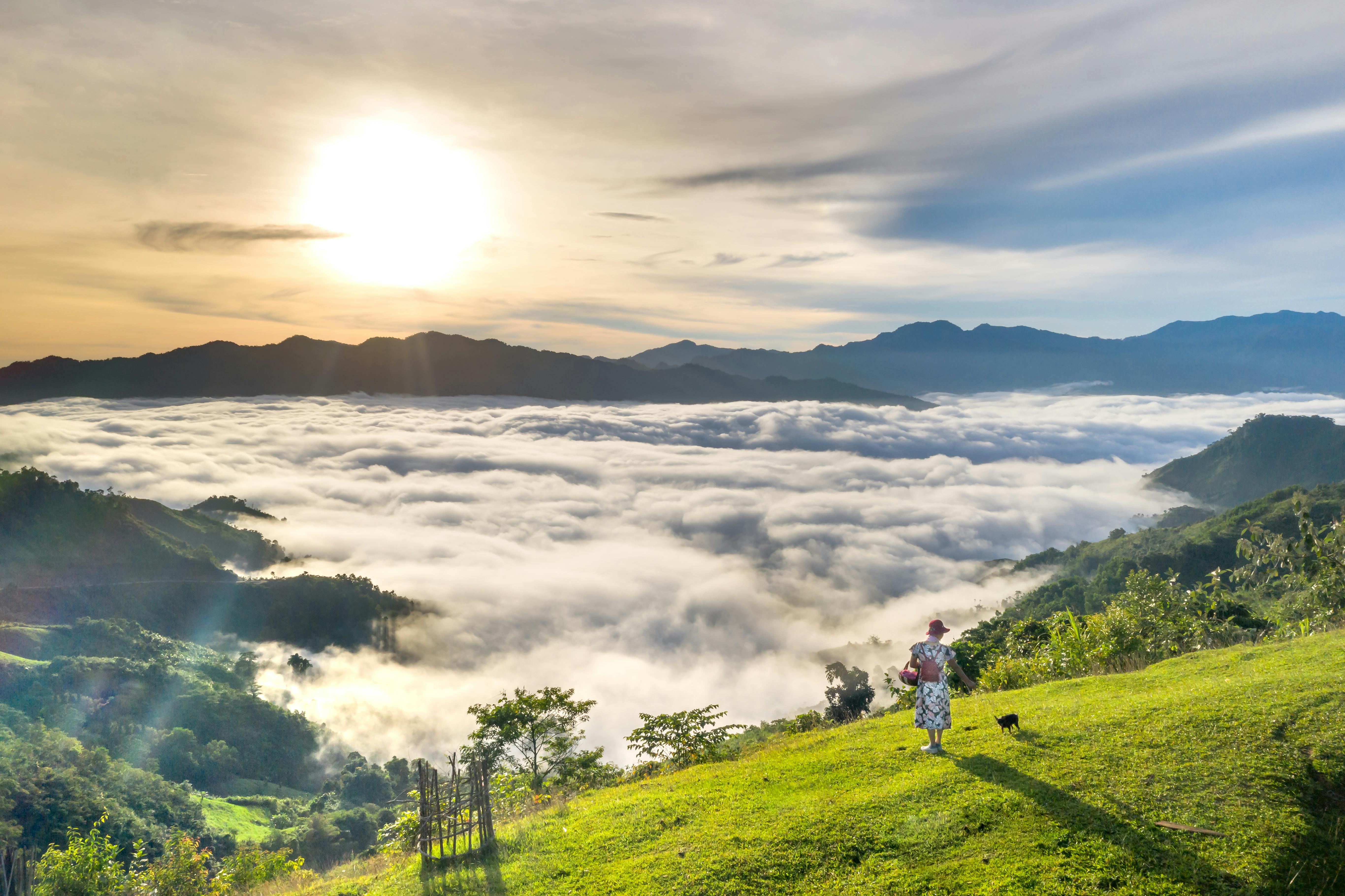 Phong Cảnh Núi Xanh trong ảnh sẽ khiến bạn như đang lạc vào một thế giới kỳ ảo, nơi có những đồi núi xanh ngắt, những thung lũng bao la và những con sông róc rách. Chỉ cần ngắm nhìn chút ít, bạn sẽ trút bỏ hết mọi áp lực và căng thẳng trong cuộc sống.