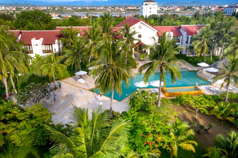 Hồ bơi resort nhiệt đới Coastal Quảng Ngãi nhìn từ trên cao