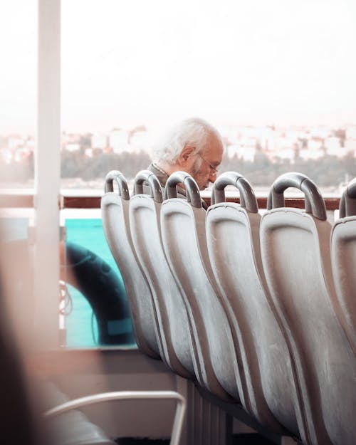 Fotos de stock gratuitas de anciano, asiento, atrás