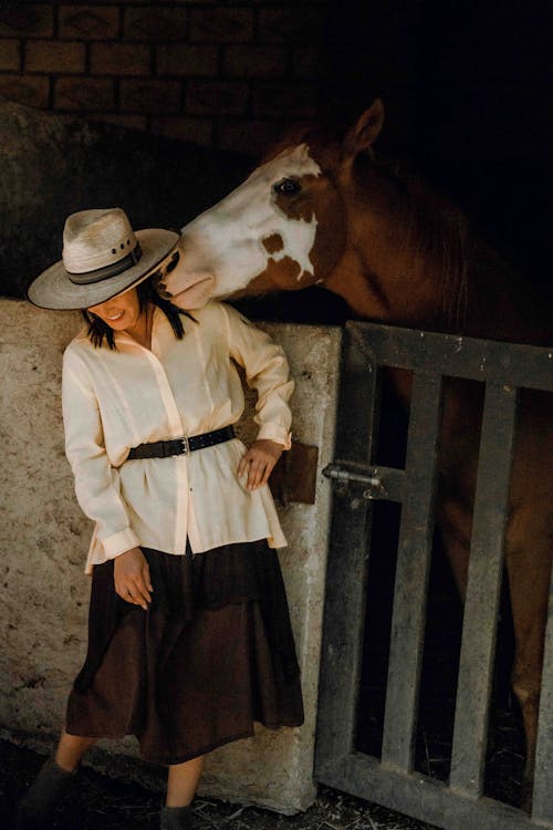 Бесплатное стоковое фото с вертикальный выстрел, девушка-ковбой, женщина