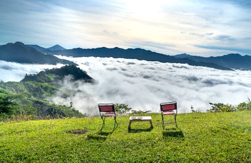 Foto profissional grátis de cadeiras dobráveis, cênico, céu