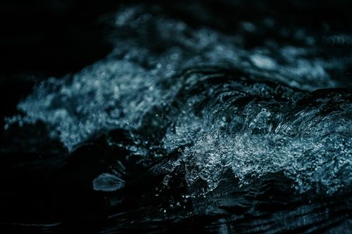 Free Captivating dark water macro photography showcasing dynamic ripples and texture. Stock Photo