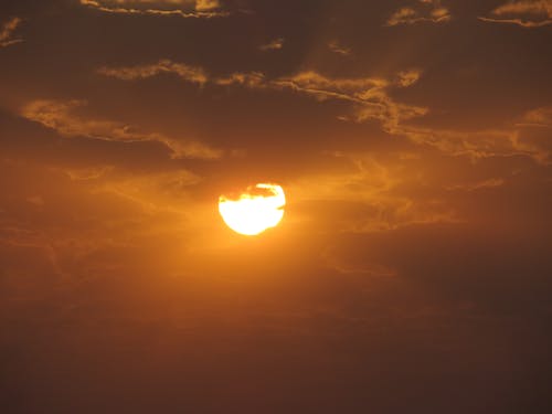Gratis lagerfoto af dramatisk himmel, gylden solnedgang, gylden time