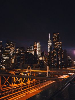 这张夜间拍摄的布鲁克林天际线照片，展现了明亮的城市灯光和摩天大楼的壮丽景象