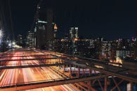 通过长时间曝光，拍摄了纽约市布鲁克林大桥夜间交通照亮天际线的景象