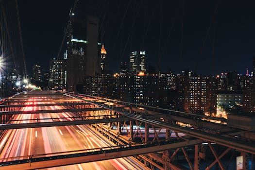 通过长时间曝光，拍摄了纽约市布鲁克林大桥夜间交通照亮天际线的景象