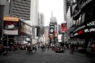 时代广场的动态场景展现了繁华的城市生活和纽约市的标志性广告牌