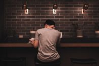 一个男人在一家装饰现代、灯光柔和的时尚咖啡馆里放松和阅读