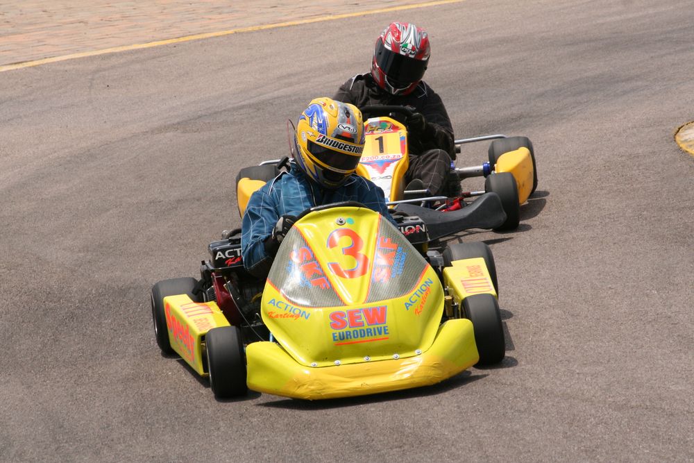 Karts participant à une course sur circuit