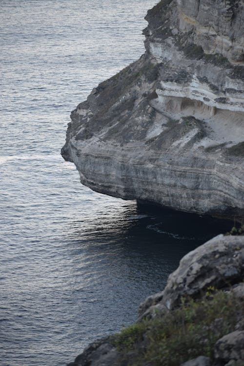 Foto profissional grátis de corpo d'água, formações rochosas, mar