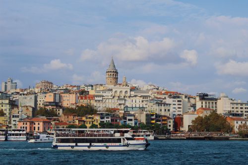 Free Captivating view of Istanbul showcasing Galata Tower, colorful buildings, and ferries on the Bosphorus. Stock Photo