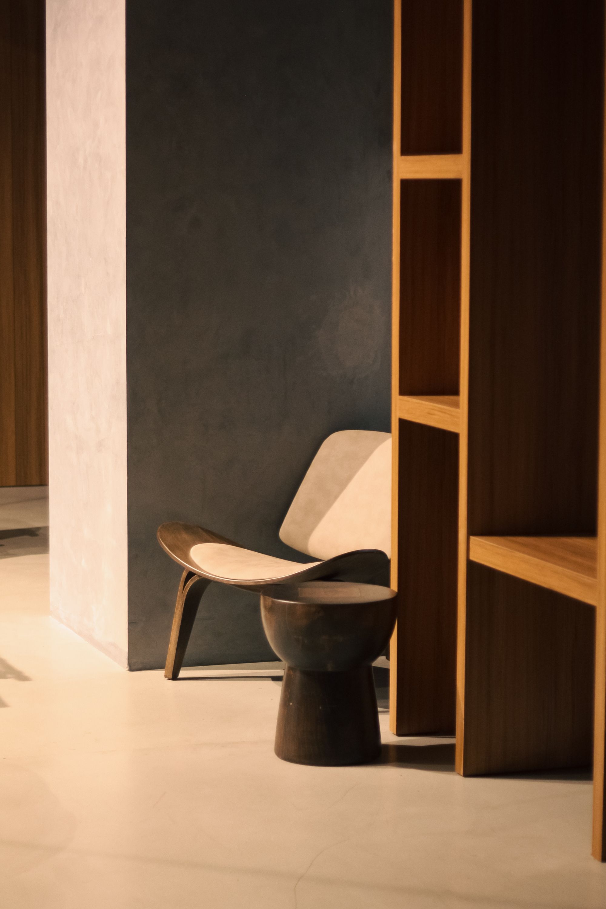 Interior cálido minimalista con silla de diseño y estantería de madera