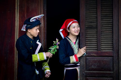 Kostnadsfri bild av asiatiskt par, dubbeldörrar, ger