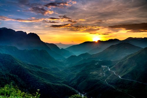 Free Breathtaking sunrise over lush green mountains, showcasing nature's beauty at dawn. Stock Photo