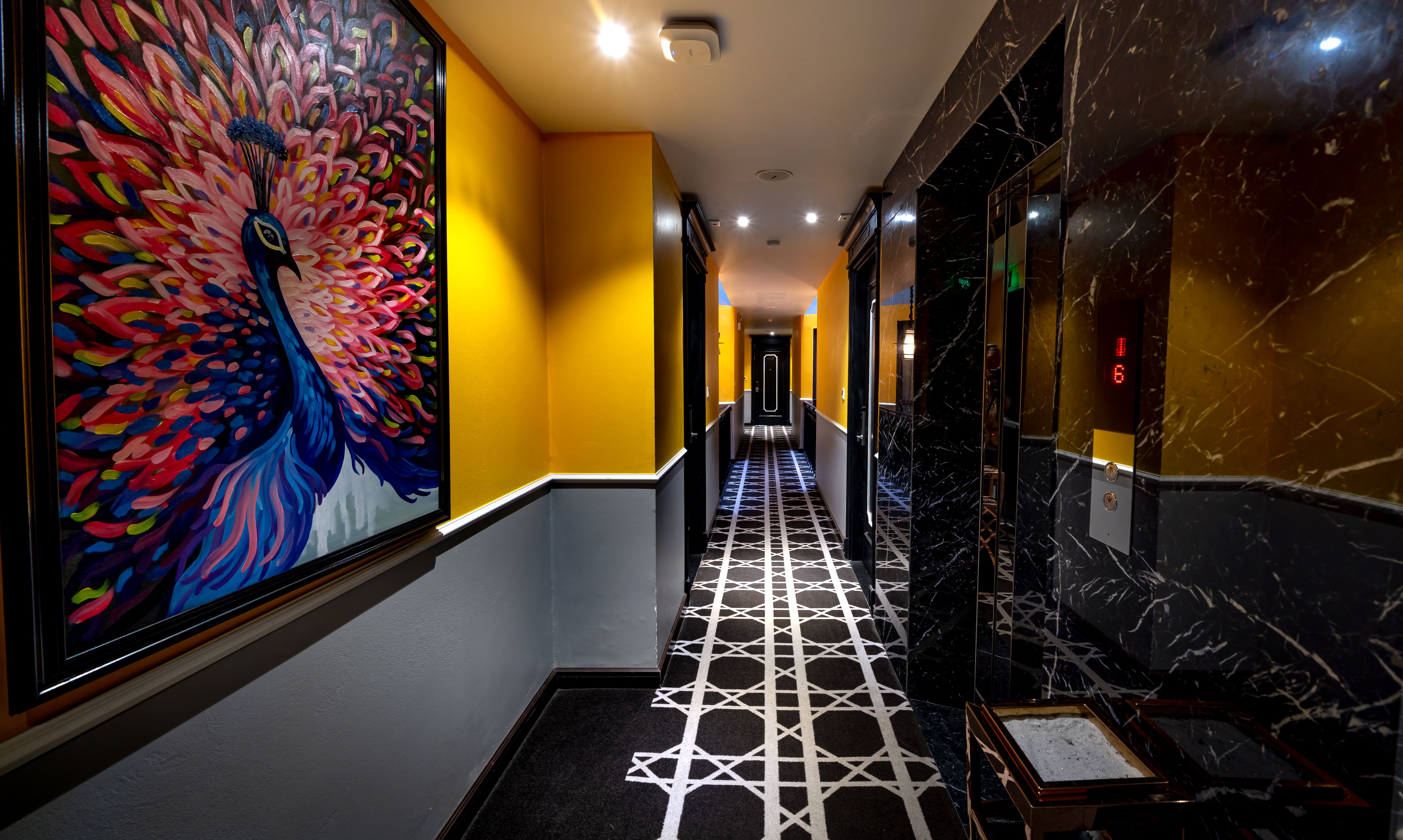 Corredor de hotel de luxo vibrante com uma pintura de pavão deslumbrante, perfeito para amantes da arte.