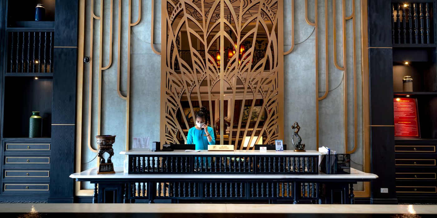 A hotel reception desk at check-in, where free room upgrades are decided in 2026