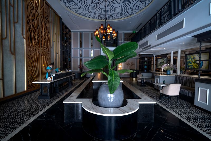 Lobby elegante de un hotel con buen posicionamiento técnico