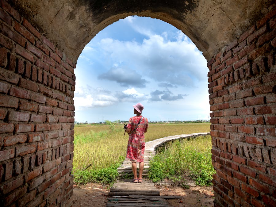 Why introverts are happier alone?