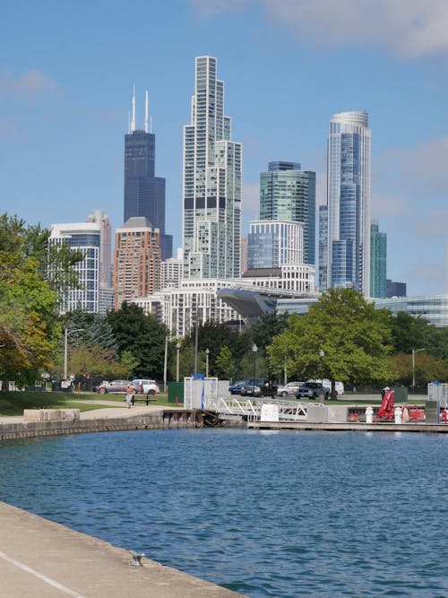 Бесплатное стоковое фото с city_skyline, вертикальный выстрел, водоем