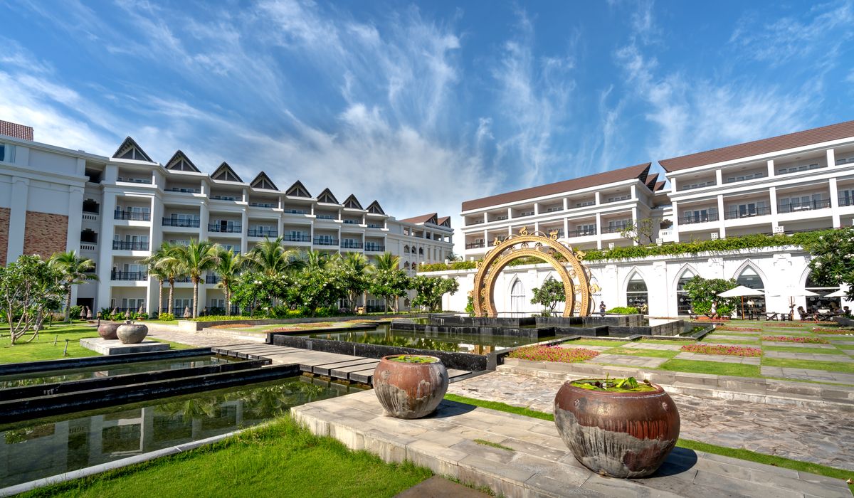 Garden paths and buildings at Muine Bay Resort