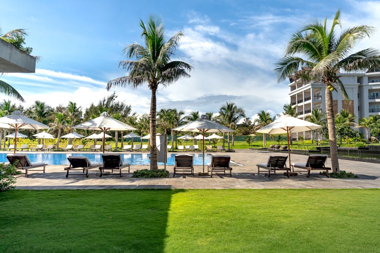 Outdoor Lounge Chairs By The Pool