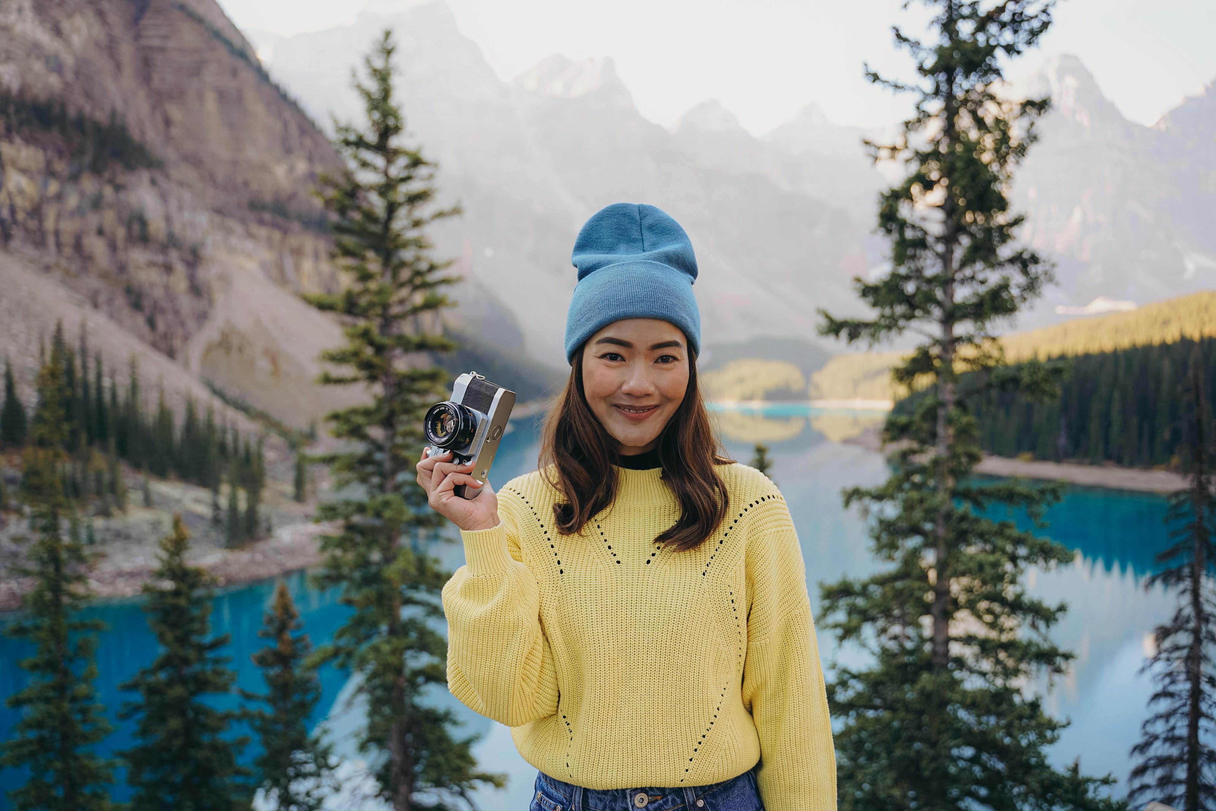 woman by the peyto lake holding a camera