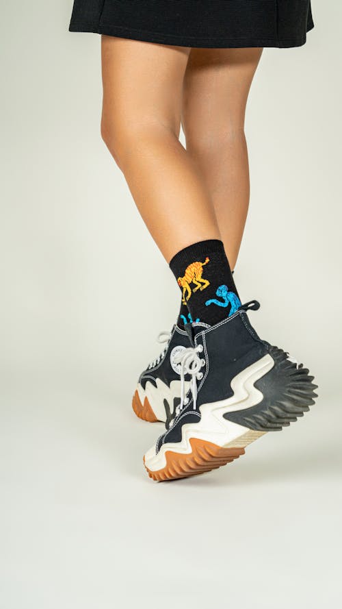 Foto profissional grátis de calçado esportivo, fundo branco, pernas