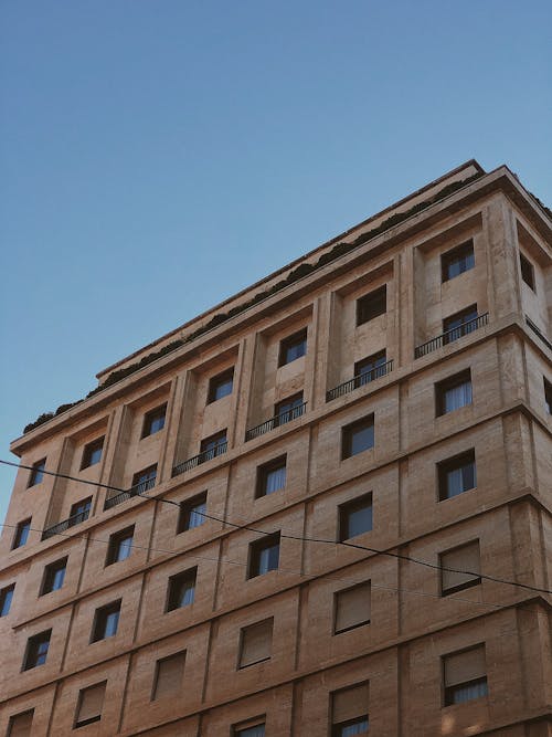Fotos de stock gratuitas de cielo azul, edificio alto, edificio de concreto