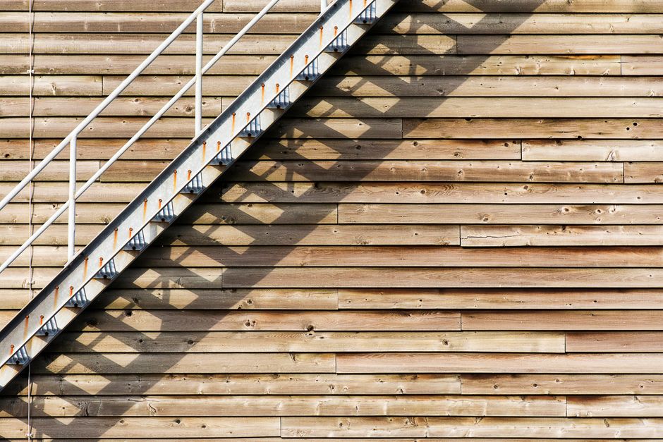 Nowoczesne schody z jasnego dębu z widocznymi drewnianymi stopniami i lekką balustradą w jasnym wnętrzu