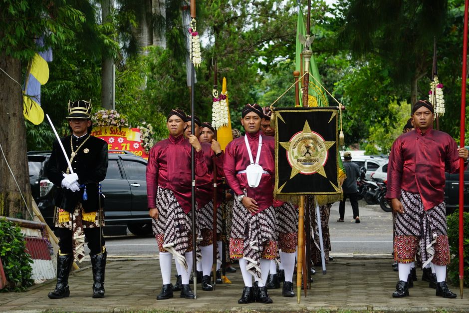 107. Prajurit Bergada Keraton: Parade Estetika dan Disiplin Militer Jawa 107. Prajurit Bergada Keraton: Parade Estetika dan Disiplin Militer Jawa