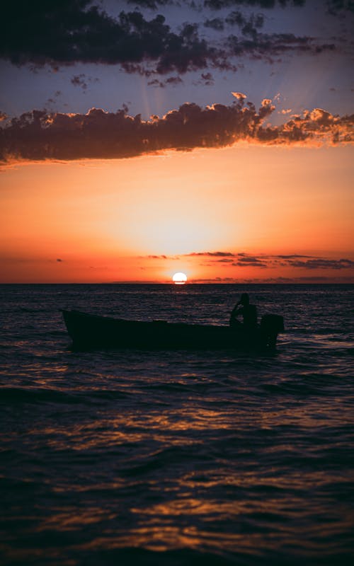 Foto profissional grátis de barco, céu bonito, Hora dourada