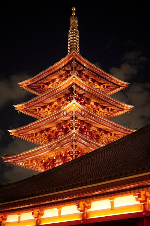 밤에 아사쿠사 사원 타워