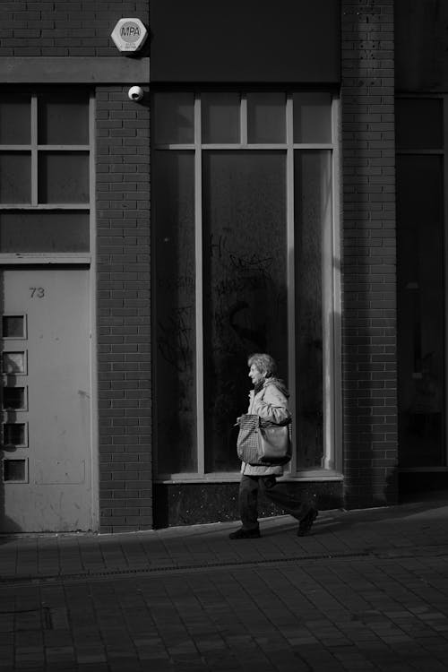 Fotos de stock gratuitas de acera, blanco y negro, caminando