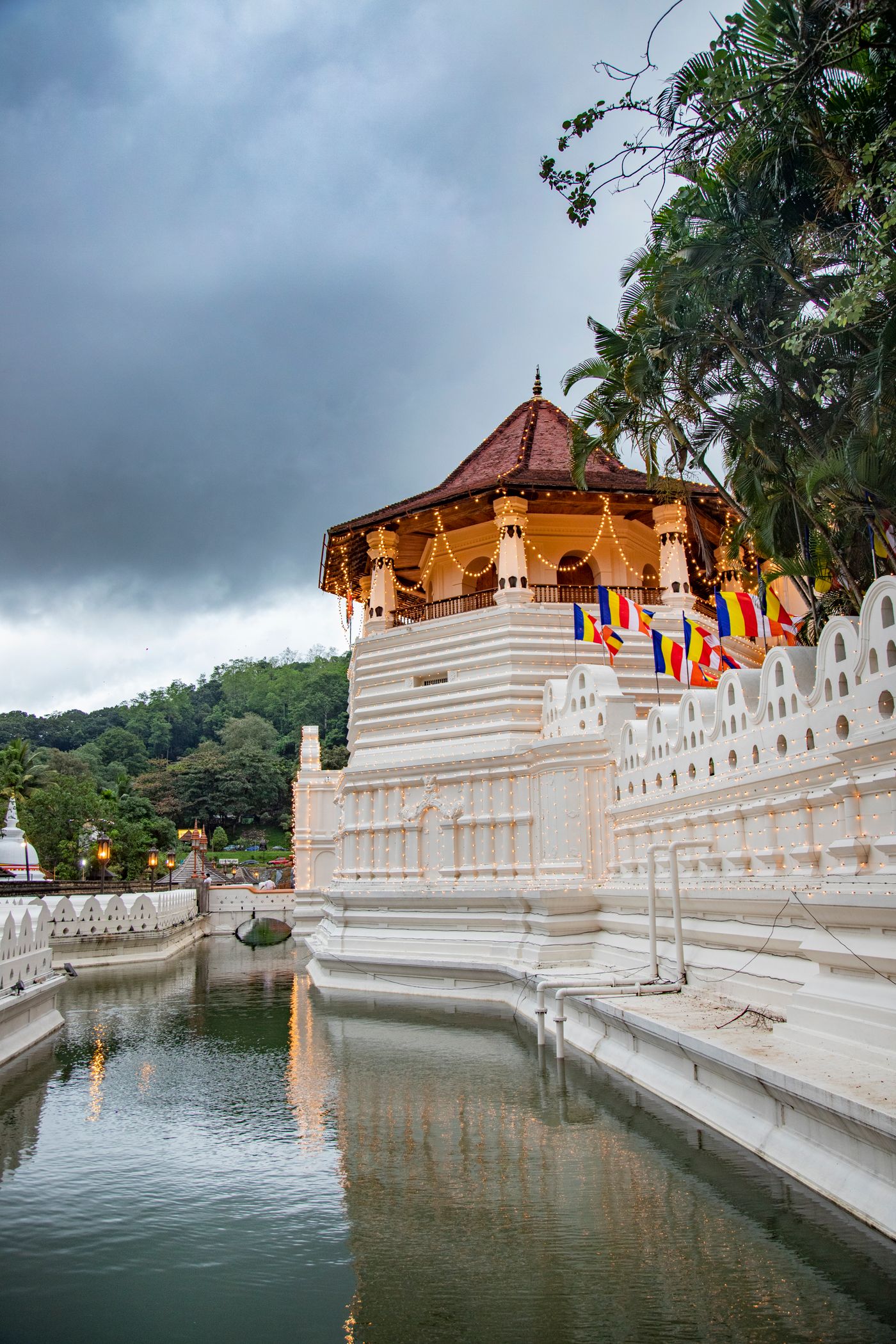 Travellers exploring Kandy during a tailor-made Sri Lanka private tour