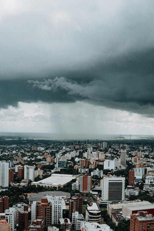 Бесплатное стоковое фото с буря, вертикальный выстрел, город