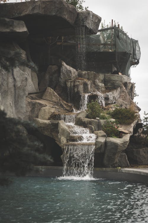 無料 噴水, 垂直ショット, 岩石層の無料の写真素材 写真素材