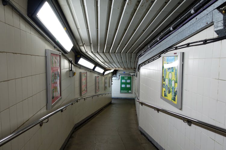 Passage In Subway