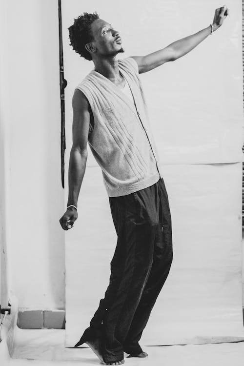 Gratis stockfoto met Afro-Amerikaanse man, broek, dansbewegingen