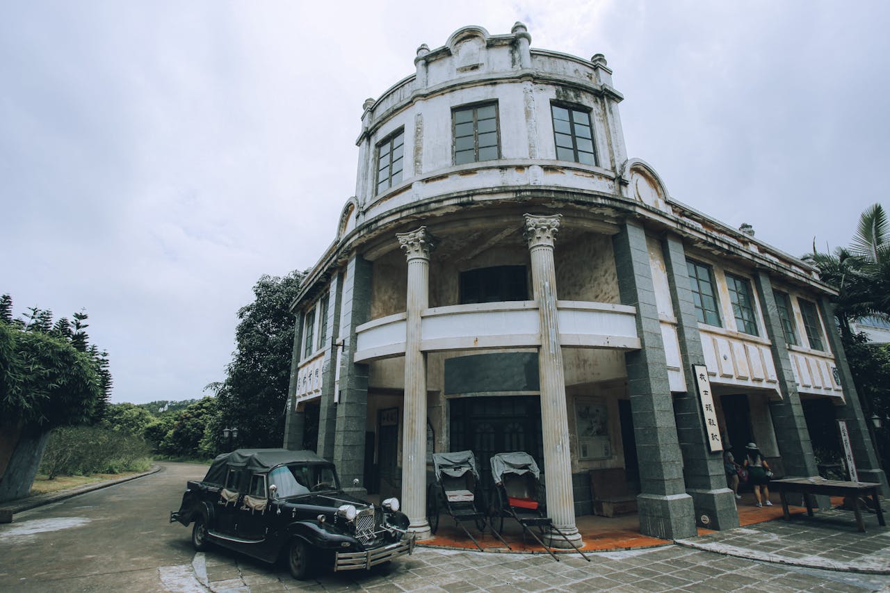 Due veicoli parcheggiati sul marciapiede in strada urbana affollata
