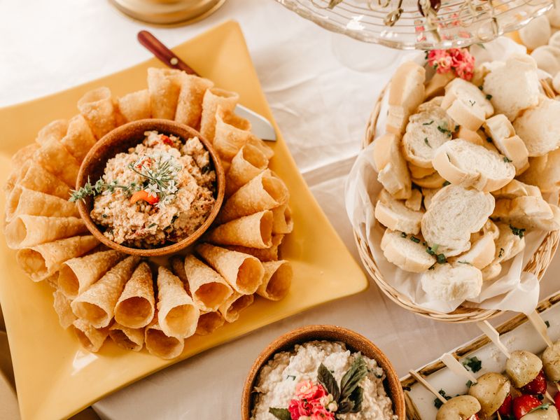 Rillettes de thon en bol avec pain et gressins pour l’apéro