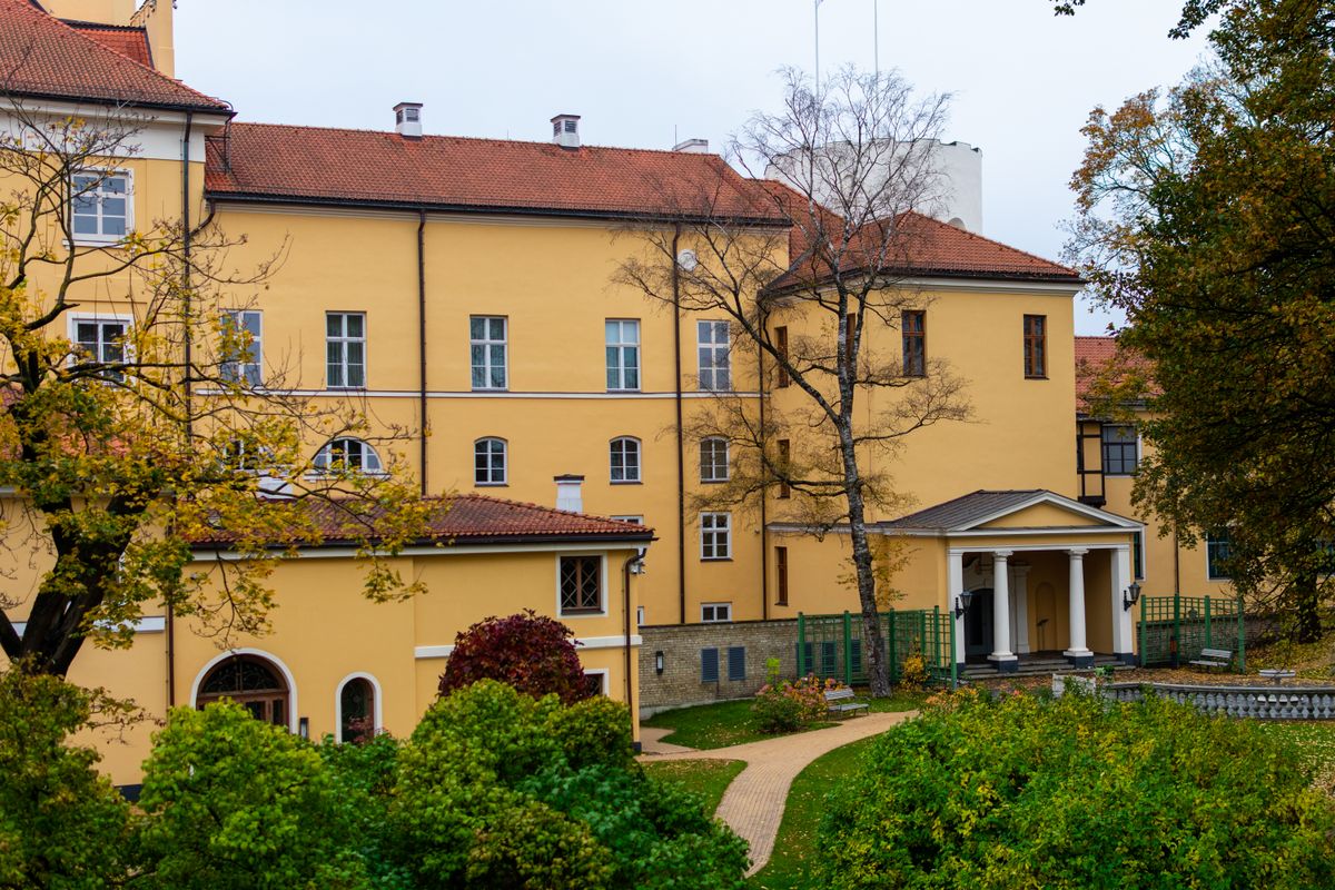 High-value residence with landscaped frontage