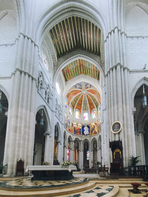 almudena katedrali, bina, camlar içeren Ücretsiz stok fotoğraf